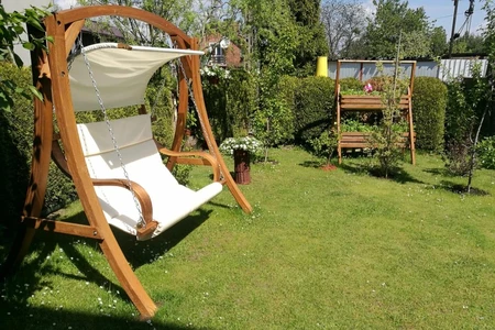 Holzschaukel für den Bali-Garten