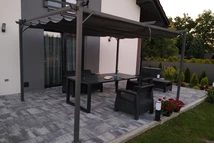 La Palma Gartenpergola aus Metall im Garten des Kunden