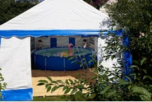 Gartenzelte - weiß-blaues Bavaria-Zelt 4 x 6 m mit Innenpool