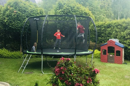 Gartentrampoline - ein Trampolin für Kinder mit einem Jump Hero Netz