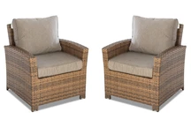 Ein Set aus zwei parmabraunen Garden Point Techrattan-Sesseln