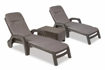 Gartenliegestühle in der Garnitur mit Kissen und dem Tisch Miami Duo Bica braun