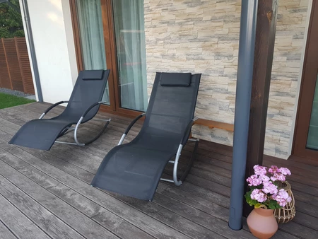 Ein Set aus zwei Gartenschaukelstühlen Orlando Garden Point