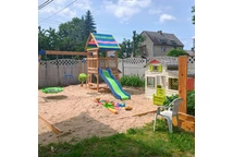 Spielplatz mit Schaukeln und Rutsche Northbrook