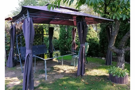 Brauner Gartenpavillon mit Ibiza-Metallstruktur