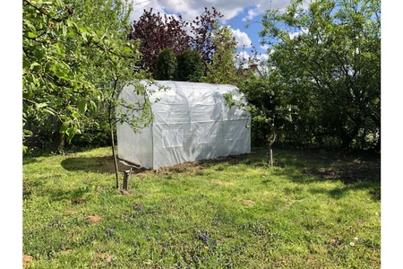 Folientunnel - Weißer Folientunnel zum Garten